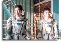 Astronauts Arrive at China Launch Site