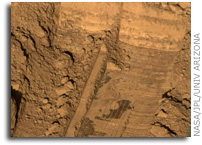 NASA Mars Phoenix Scrapes to Icy Soil in Wonderland