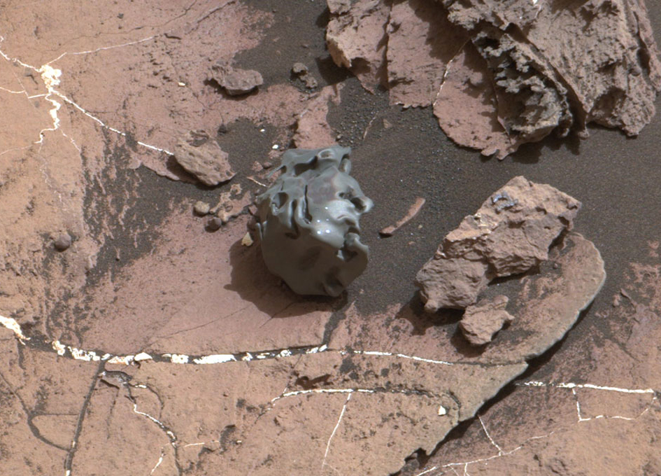 Curiosity Checks Iron Meteorite On Mars